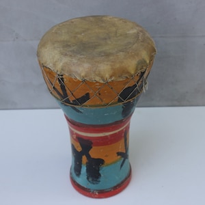 Vintage Tribal Trommel, Primitive Ton und Leder Ritual Trommel, handbemalte Bongo Trommel, afrikanisches Dekor, Tribal Dekor