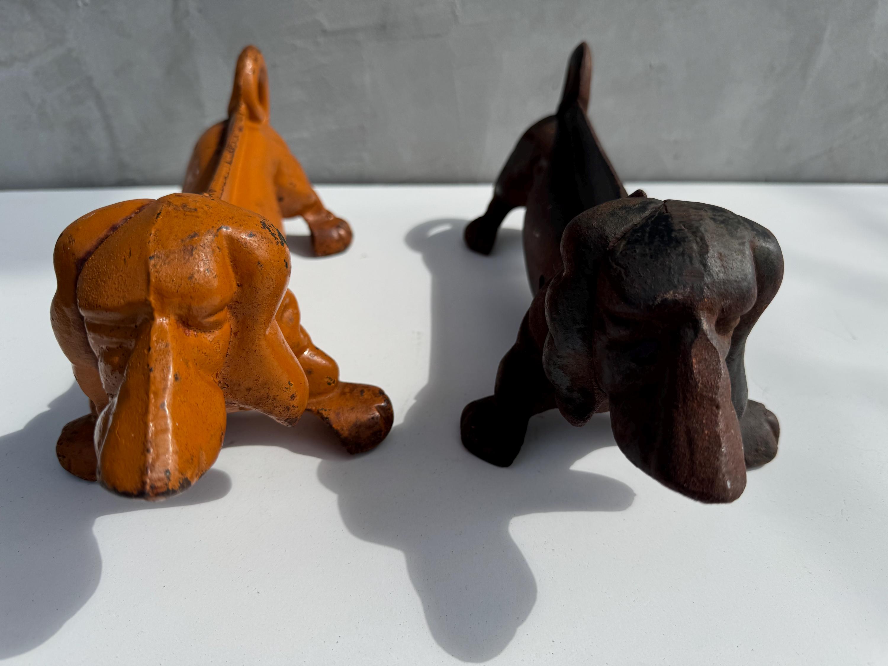 ヴィンテージ鋳鉄製ダックスフンドドアストッパー：彫刻的な犬の装飾 