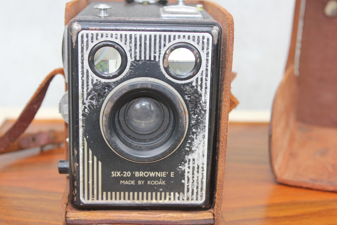 Vintage Kodak Brownie Six-20 Box Camera: Collectible Photo Studio