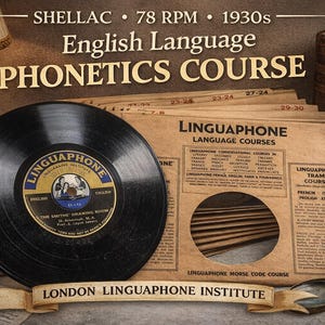 Op de afbeelding: Vintage Engelse taal Fonetiek Cursus uit de jaren 1930. De afbeelding toont een zwarte 78 RPM plaat, cursusmateriaal en de tekst "English Language Phonetics Course". Het label van de plaat luidt "Linguaphone". Een banner luidt "London Linguaphone Institute".
