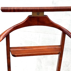 Może przedstawiać: Zestaw trzech ceramicznych kubków z nakrapianym, matowym wykończeniem. Kubki są w odcieniach kremowym, jasnobrązowym i ciemnobrązowym. Każdy kubek ma prosty, minimalistyczny design.