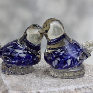 Zwei Vintage blaue Glasvögel, Tischplatte, Bürodekoration, Weihnachtsgeschenk für Love Birds