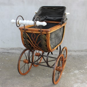 Vintage poppenwagen, antieke kinderwagen, rotan metalen speelgoedkinderwagen, kwaliteitspop kinderwagen van erfstuk, grote vitrinedecor