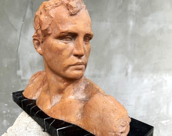 Art Deco Terrakotta Männliche Büste Skulptur, signiert V. Demanet, Marmorsockel