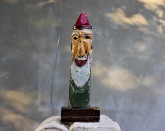 Figura vintage de Papá Noel tallada a mano: decoración navideña primitiva