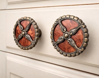 Vintage Messing Schubladenknäufe, 8 verzierte Emaille Knäufe, Möbelgriffe im Antik Stil
