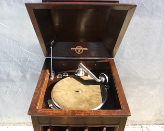 Tocadiscos Columbia Vintage en funcionamiento - Elegancia de tocadiscos antiguo de los años 20 Grafonola con encanto atemporal