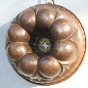 Vintage Copper Bundt Cake Mold Retro Metal Baking Pan with Floral Pattern French Kitchen Decor Rustic Wall Hanging Bakeware