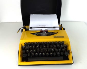 Lebber vintage® - Vintage Triumph Tippa typewriter, Yellow. In a hard case!