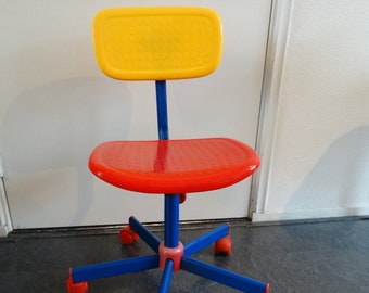 Lebber vintage® - Vintage IKEA children's office chair in Memphis style design Knut & Marianne Hagberg.