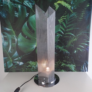 Lebber vintage® - Lampada da tavolo dal design architettonico postmoderno vintage Ikea in metallo traforato in acciaio cromato, Italia anni &#39;80