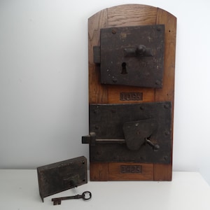 Lebber vintage® - Gamla och gigantiska lås, i smidesjärn, italienskt, dörrtillbehör, metallväggdekoration, antika italienska föremål