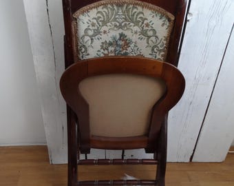 【連休特価】英国アンティーク 折りたたみ式ロッキングチェア 籐 ラタン 薔薇彫刻 Lebber vintage® - ヴィンテージの木製ラタンロッキングチェア