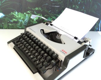 Lebber vintage® - Vintage AEG Olympia Traveler De Luxe typewriter.