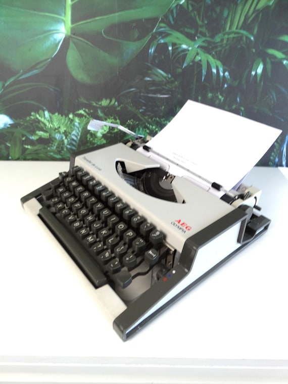 Lebber vintage® - Vintage AEG Olympia Traveler De Luxe typewriter.