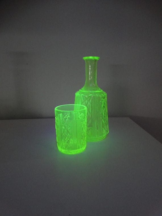 Lebber vintage® - Vintage Bottle with glass, Anna green glass 1970s. Uranium glass.