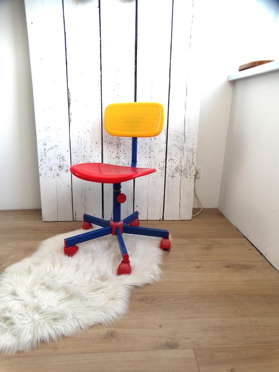 Lebber vintage® - Vintage IKEA children's desk chair in Memphis style, designed by Knut & Marianne Hagberg.