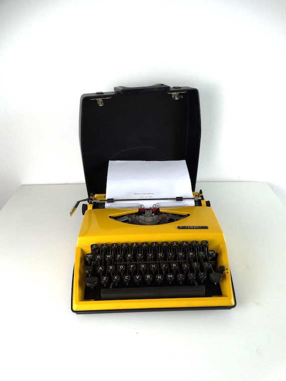 Lebber vintage® - Vintage Triumph Tippa typewriter, Yellow. In a hard case!
