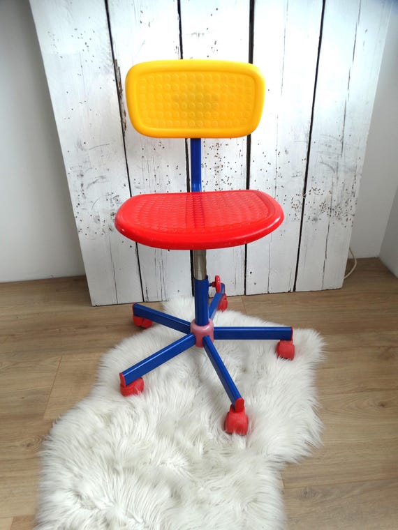Lebber vintage® - Vintage IKEA children's desk chair in Memphis style, designed by Knut & Marianne Hagberg.