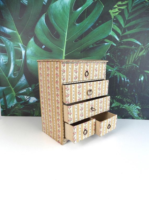 Lebber vintage® - French mid-century jewelry box, upholstered with rose paper.