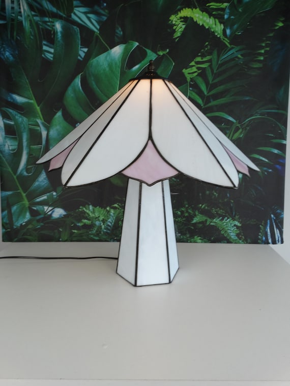 Lebber vintage® - Vintage Tiffany lamp, white with pink, the base is also made of glass.