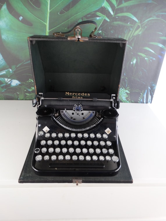 Lebber vintage® - Mercedes Prima typewriter | Black elegance with matching keyboard and bag.