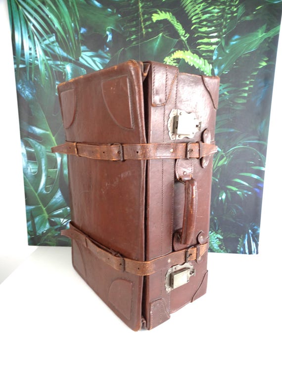 Lebber vintage® - Vintage leather travel case with leather straps. 1980s. For the back of your classic car.