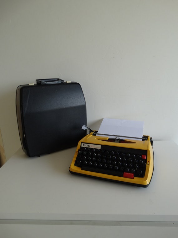 Lebber vintage® - Vintage Brother de luxe 850 TR typewriter, Yellow. In a hard case!
