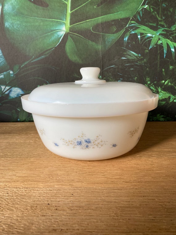 Lebber vintage® - Arcopal baking dish round with lid. Blue flower and daisy.