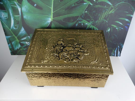 Lebber vintage® - Antique peat chest XXL, covered with brass, Super nice chest.