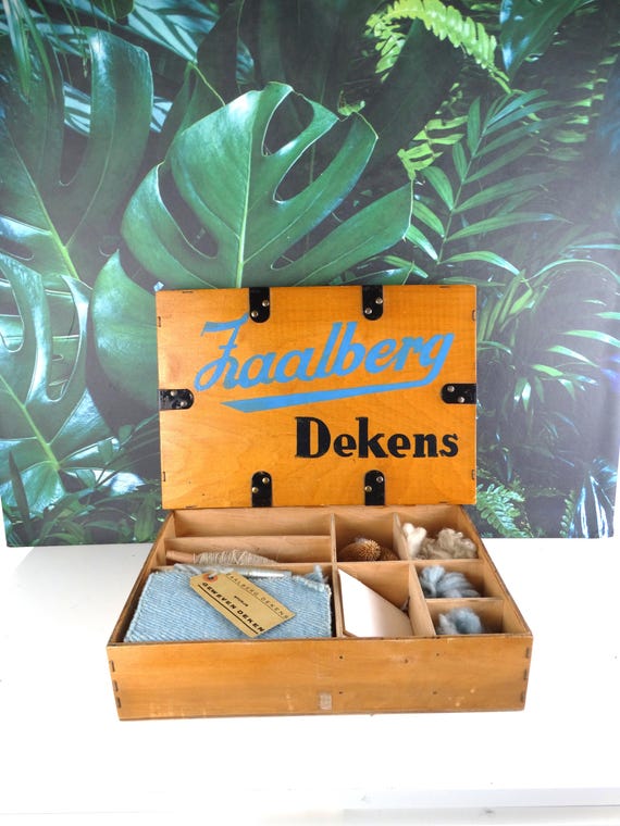 Lebber vintage® - Vintage information chest, containing all the raw materials for the final product of Zaalberg blankets, a museum piece.