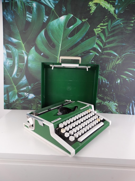 Lebber vintage® - Olympia Traveller De Luxe typewriter from 1977. In perfect working order, beautiful design. With new type ribbon.