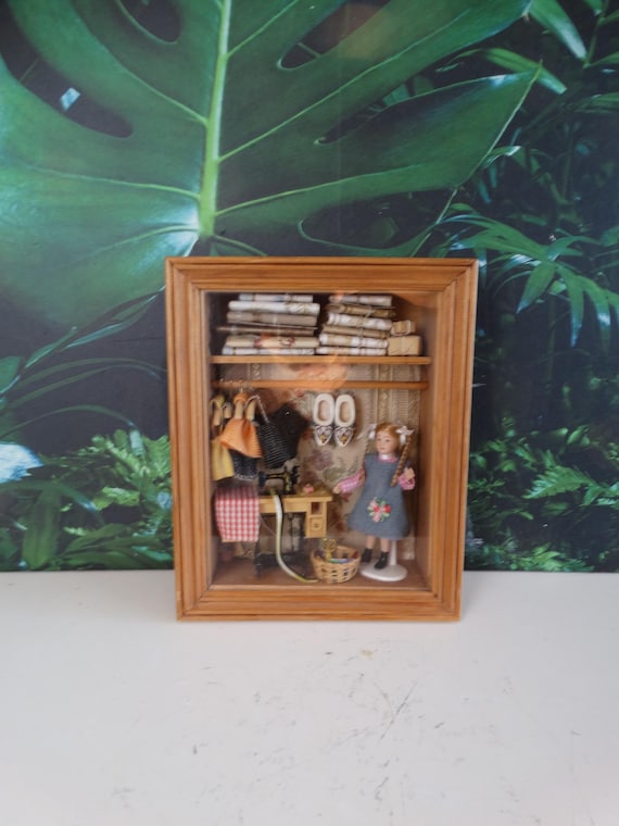 Lebber vintage® - Romantic sewing scene, display cabinet with sewing scene.