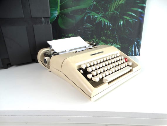 Lebber vintage® - Vintage Olivetti Lettera 35 typewriter. Includes case!