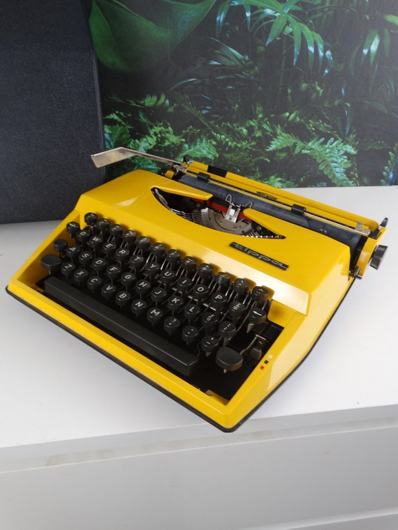 Lebber vintage® - Vintage Triumph Tippa typewriter, Yellow. In a hard case!