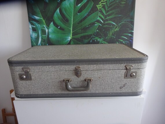 Lebber vintage® - Vintage Travel joy suitcase styled by KALA! Very nice old suitcase!