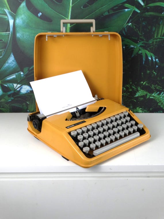 Lebber vintage® - Olivetti Lettera 82 from the 1980s in vibrant orange.