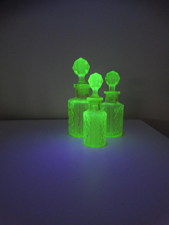 Lebber vintage® - Vintage set of 3 perfume bottles, Anna green glass 1970s. Uranium glass.