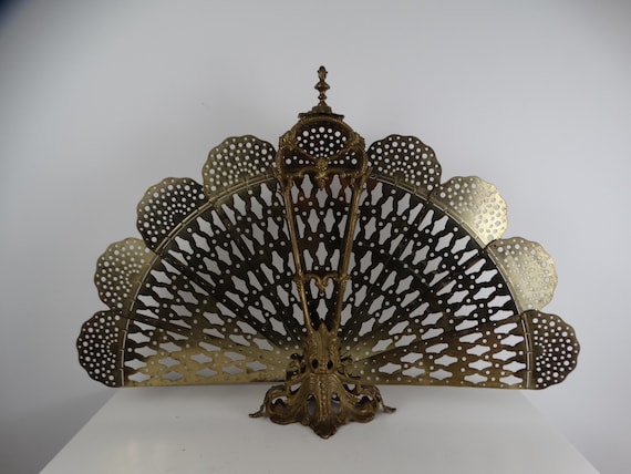 Lebber vintage® - Vintage brass fireplace screen. Foldable fireplace screen with shell, brass, France. Fireplace screen peacock.