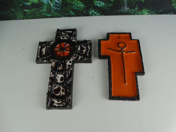 Lebber vintage® - Vintage ceramic cross, Bree, Belgium. 24 x 17 cm. Orange cross, Belgian.