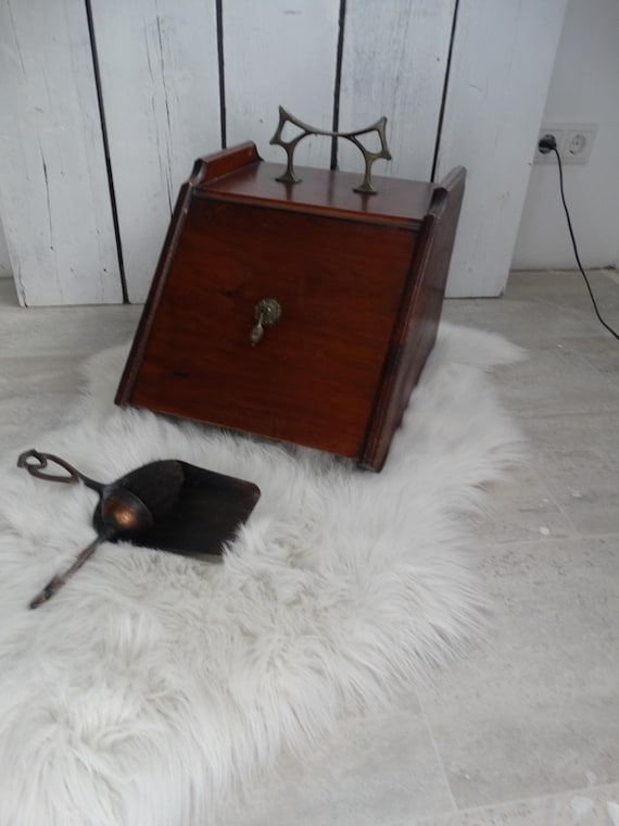 Lebber vintage® - Art deco mahogany coal bin with galvanized scoop lining & scoop and broom on the back.