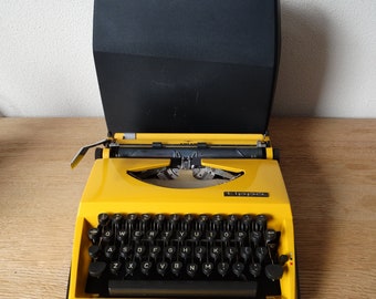 Lebber vintage® - Vintage Adler Tippa QWERTY typewriter typewriter working with hard case 1970 70's yellow