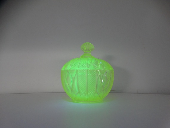 Lebber vintage® - Vintage small bowl with lid, Anna green glass 1970s. Uranium glass.