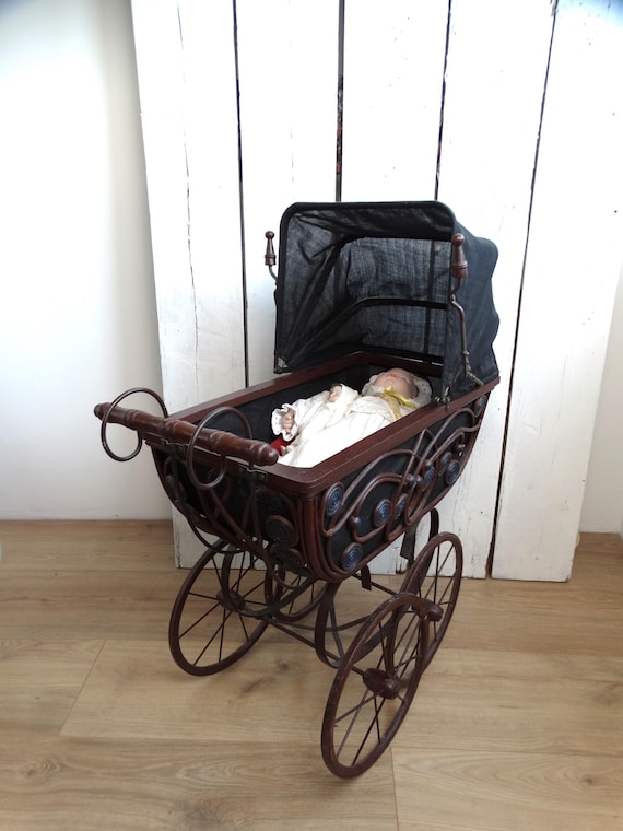 Lebber vintage® - Antique Wicker Stroller, 35 inches high, Wicker Doll Carriage, with dolls.