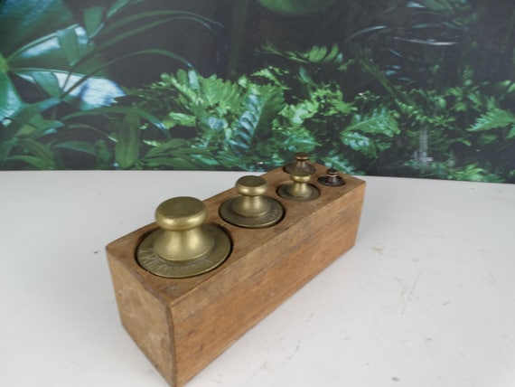 Lebber vintage® - Set of brass weights in block, 1 kilo, 500 grams, 200 grams, 100 grams, 50 grams.