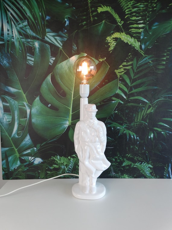 Lebber vintage® - Vintage Gangster Lamp White Ceramic '80, Man in stormy weather.