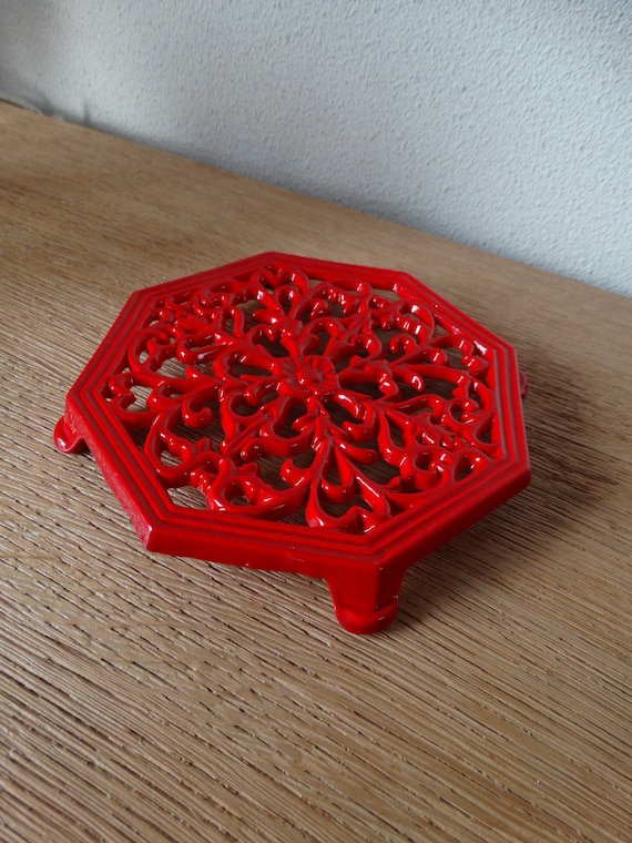 Lebber vintage® - French coaster for pans or plants, nice red! Red cast iron coaster.