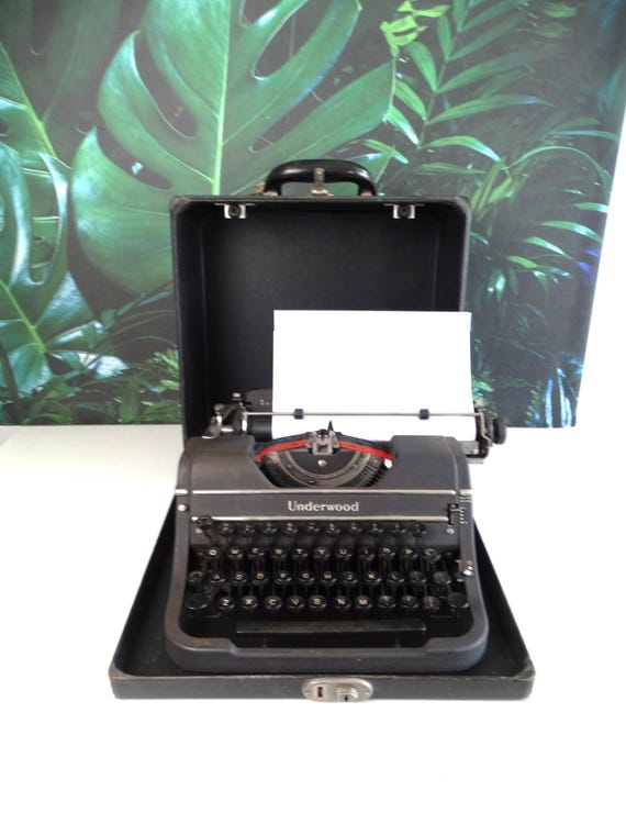 Lebber vintage® - VTG 1935 Black Underwood Universal Typewriter with Hard Case, and original key.