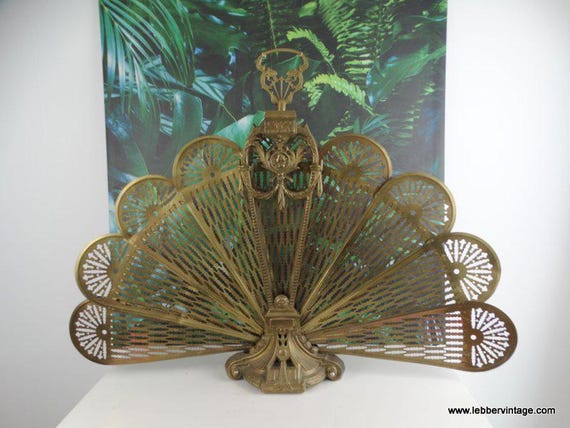 Lebber vintage® - Vintage brass fireplace screen. Foldable fireplace screen with shell, brass, France. Fireplace screen peacock.