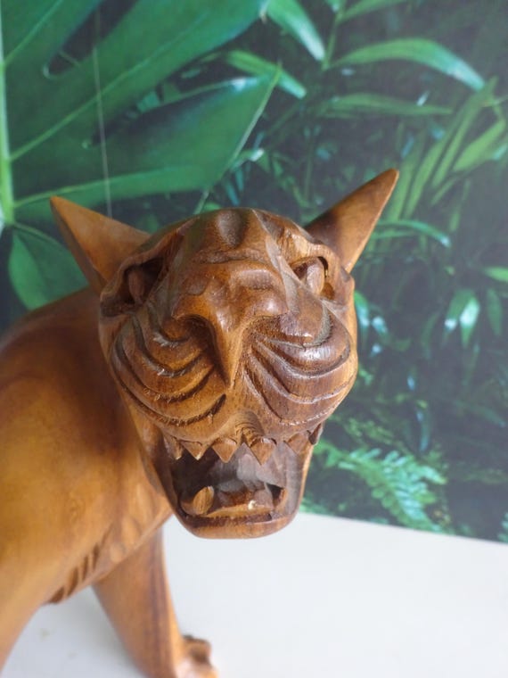 Lebber vintage® - Vintage Hand Carved Wooden Lioness Statue – Handmade Animal Sculpture, Rustic Desk Decor, Safari Art.